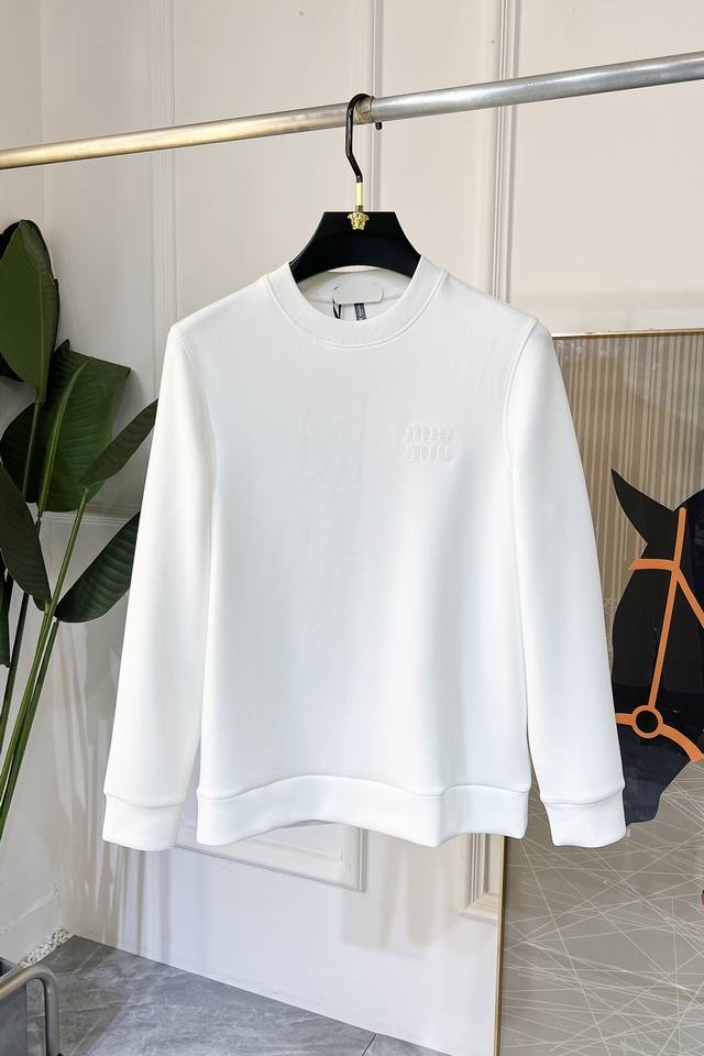 谬谬 Ss秋季大爆新款，最高版本时尚套头薄绒卫衣、每年必出的经典之作。受各大明星的青睐推崇，精选高端欧棉混纺面料，重工艺制作，原版五金辅料Logo设计，柔软顺滑