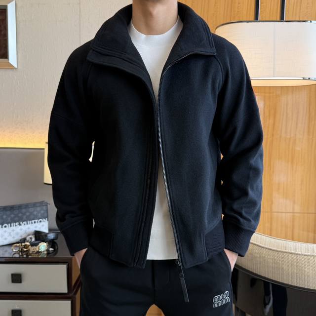 加拿大 鹅 Ss秋装大爆款夹克外套，市场最高版本！定制高品质聚酯纤维+澳毛面料！顶级时尚大牌元素Logo设计，三标齐全！原版五金辅料，线条流畅，工艺精致，上身版