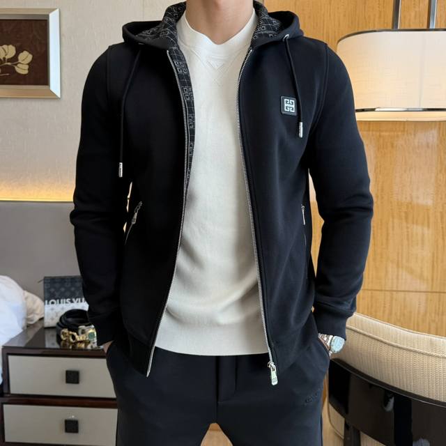 纪梵希 Ss秋装大爆款夹克外套，市场最高版本！定制高品质聚酯纤维面料！顶级时尚大牌元素Logo设计，三标齐全！原版五金辅料，线条流畅，工艺精致，上身版型超赞，面