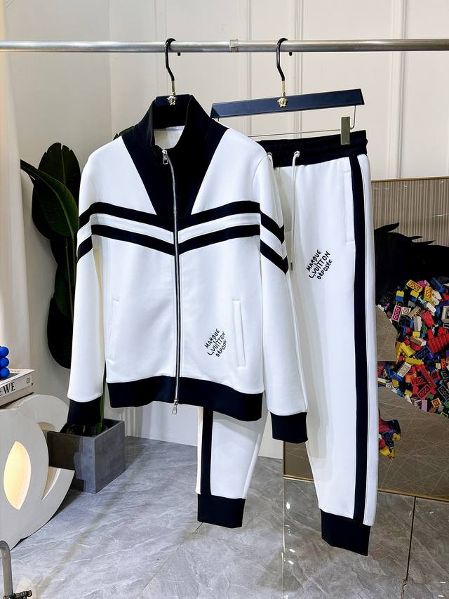 Lv Ss秋装新品休闲夹克套装！明星最爱时装味休闲套装 简单大方，官网1：1工艺设计！干净利落剪裁 都市风十足 可供独家顶级定制面料，手感软糯干爽，上身效果挺括