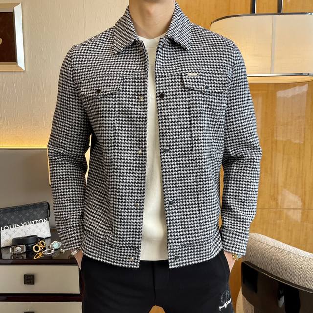 Tb- Ss秋装大爆款夹克外套，定制高品质聚酯纤维面料！顶级时尚大牌元素Logo设计，三标齐全！原版五金辅料，线条流畅，工艺精致，上身版型超赞，面料舒适，挡风保