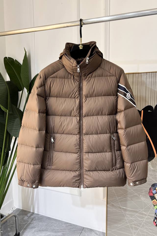 市场顶级版本！注意细节对比 顶级天花板★Moner Solayanss24秋冬新款男士三色徽标织带饰边短款 优质90绒填充标准。蓬松度，充绒量，手感各方面都没得