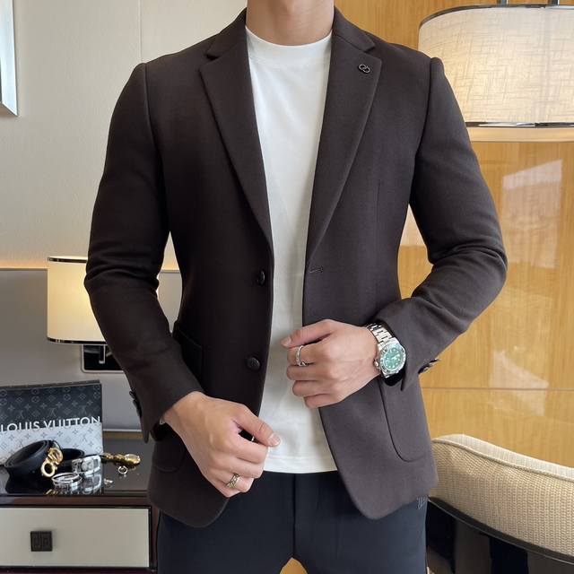 菲拉格慕- Ss秋装大爆款休闲羊毛西装外套 最为时尚简约设计，大气得体，随意中凸显精致。面料 此款科技定制聚酯纤维羊毛面料， 不是传统的设计 更加显得年轻时尚