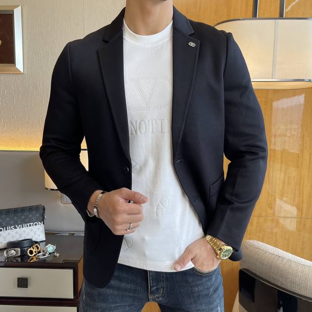 V伦天奴 Ss秋装大爆款休闲西装外套 最为时尚简约设计，大气得体，随意中凸显精致。面料 此款科技定制聚酯纤维面料， 不是传统的设计 更加显得年轻时尚 细节 非常