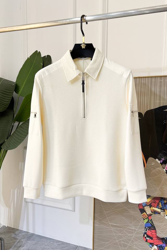 普拉达 Ss秋季大爆新款，最高版本时尚套头针织卫衣、每年必出的经典之作。受各大明星的青睐推崇，精选高端欧棉混纺面料，重工艺制作，原版五金辅料Logo设计，柔软顺