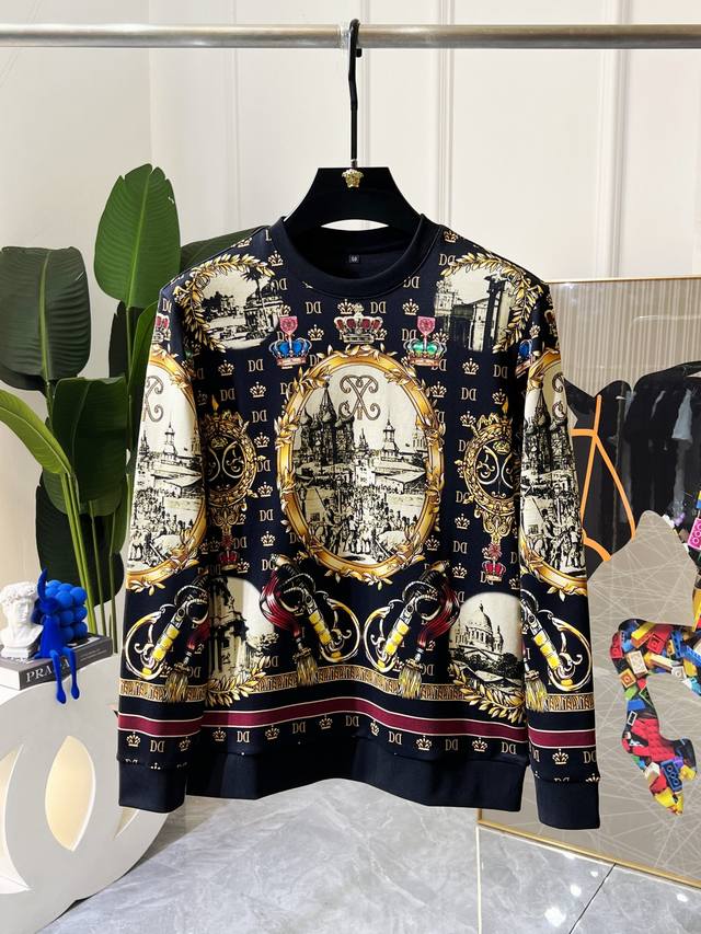 Dg Ss秋季大爆新款，最高版本时尚套头卫衣、每年必出的经典之作。受各大明星的青睐推崇，精选高端欧棉混纺面料，重工艺制作，原版五金辅料Logo设计，柔软顺滑，质