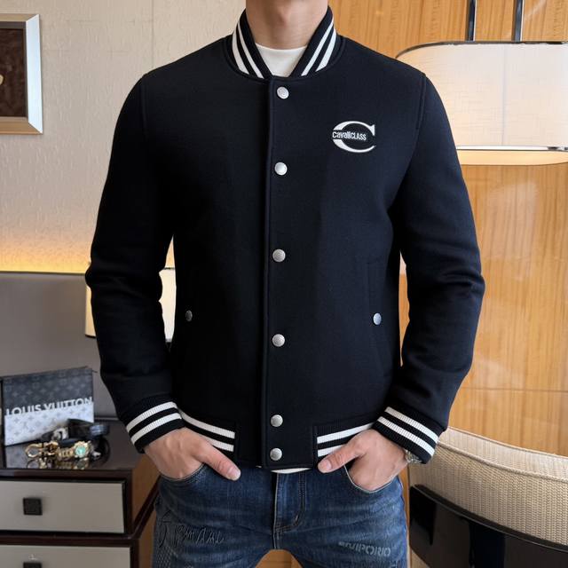 卡瓦利 Ss大爆款羊毛夹克外套，定制高品质聚酯纤维羊毛面料！顶级时尚大牌元素Logo设计，三标齐全！原版五金辅料，线条流畅，工艺精致，上身版型超赞，面料舒适，挡