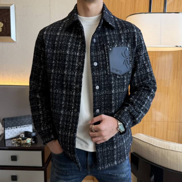 迪奥 Ss大爆款羊毛夹克外套，定制高品质聚酯纤维面料！顶级时尚大牌元素Logo设计，三标齐全！原版五金辅料，线条流畅，工艺精致，上身版型超赞，面料舒适，挡风保暖