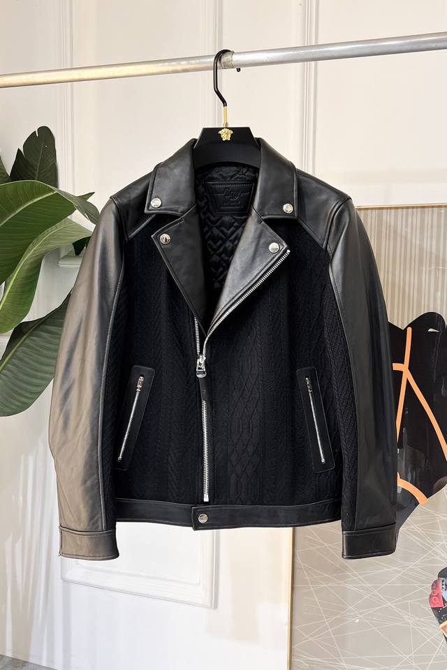 Lv Ss秋装大爆款真皮拼接羊毛夹克外套，定制高品质聚酯纤维羊毛面料！顶级时尚大牌元素Logo设计，三标齐全！原版五金辅料，线条流畅，工艺精致，上身版型超赞，面