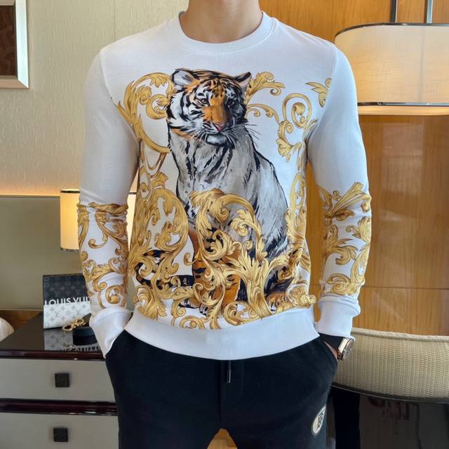 范思哲- Ss秋季大爆新款，最高版本时尚欧货印花卫衣、每年必出的经典之作。受各大明星的青睐推崇，精选高端欧棉面料，重工数码印花工艺设计，柔软顺滑，质地密实！上身