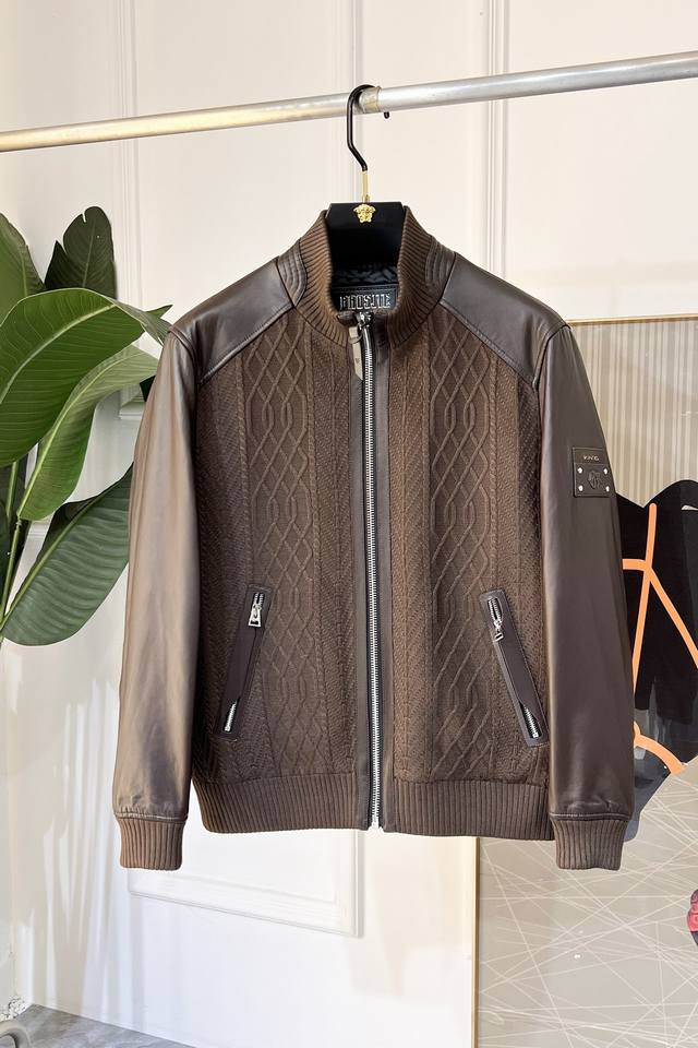 迪奥 Ss秋装大爆款真皮拼接羊毛夹克外套，定制高品质聚酯纤维羊毛面料！顶级时尚大牌元素Logo设计，三标齐全！原版五金辅料，线条流畅，工艺精致，上身版型超赞，面