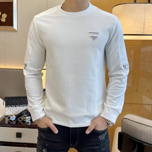 P拉达 Ss秋季大爆新款，最高版本时尚长袖卫衣、每年必出的经典之作。受各大明星的青睐推崇，精选高端欧棉混纺面料，重工艺制作，原版五金辅料Logo设计，柔软顺滑，