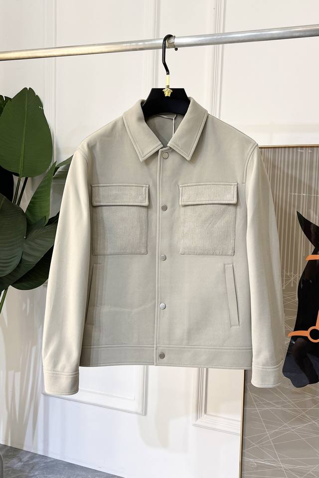 迪奥 Ss大爆款夹克外套，定制高品质聚酯纤维面料！顶级时尚大牌元素Logo设计，三标齐全！原版五金辅料，线条流畅，工艺精致，上身版型超赞，面料舒适，挡风保暖，随