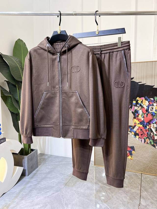 V伦天奴 Ss秋装新品休闲夹克套装！明星最爱时装味休闲套装 简单大方，官网1：1工艺设计！干净利落剪裁 都市风十足 可供独家顶级定制面料，手感软糯干爽，上身效果