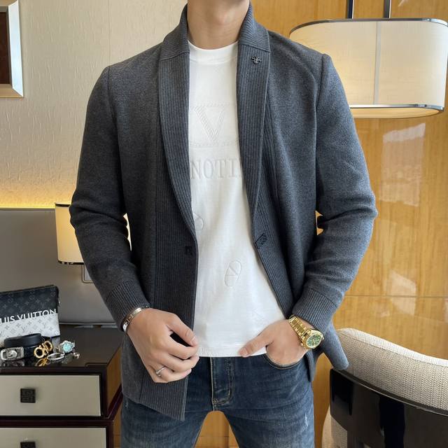 迪奥 Ss秋装大爆款针织夹克外套，定制高品质聚酯纤维羊毛面料！顶级时尚大牌元素Logo设计，三标齐全！原版五金辅料，线条流畅，工艺精致，上身版型超赞，面料舒适，