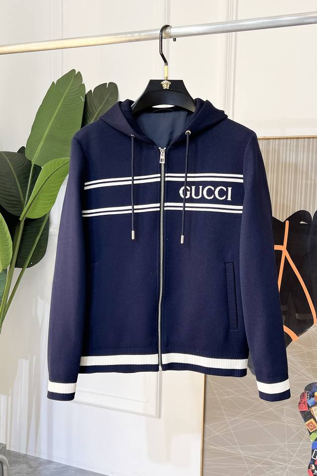 古奇 Ss秋装大爆款夹克外套，定制高品质聚酯纤维面料！顶级时尚大牌元素Logo设计，三标齐全！原版五金辅料，线条流畅，工艺精致，上身版型超赞，面料舒适，挡风保暖