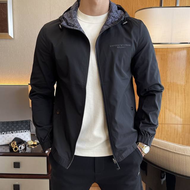 阿玛尼 Ss秋装大爆款双面穿夹克外套，定制高品质聚酯纤维面料！顶级时尚大牌元素Logo设计，三标齐全！原版五金辅料，线条流畅，工艺精致，上身版型超赞，面料舒适，