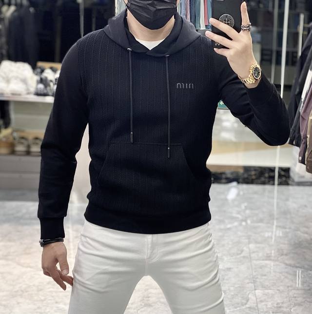 谬谬 Ss秋季大爆新款，最高版本时尚套头卫衣、每年必出的经典之作。受各大明星的青睐推崇，精选高端欧棉混纺面料，重工艺制作，原版五金辅料Logo设计，柔软顺滑，质