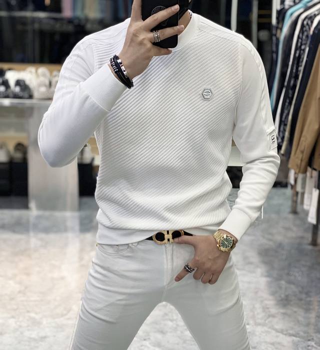 巴黎世家 Ss秋季大爆新款，最高版本时尚套头卫衣、每年必出的经典之作。受各大明星的青睐推崇，精选高端欧棉混纺面料，重工艺制作，原版五金辅料Logo设计，柔软顺滑