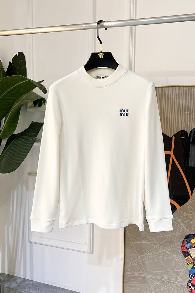 谬谬 早秋新品 男士长袖山羊绒打底衫，采用定制高级棉面料 时尚大牌元素Logo设计，柔软细腻舒适保暖，多重工艺制作，男人的衣柜都少不了基础打底衫 随时随地都可以