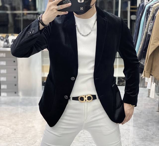 芬迪 Ss秋装大爆款休闲丝绒西装外套 最为时尚简约设计，大气得体，随意中凸显精致。面料 此款科技定制聚酯纤维面料， 不是传统的设计 更加显得年轻时尚 细节 非常