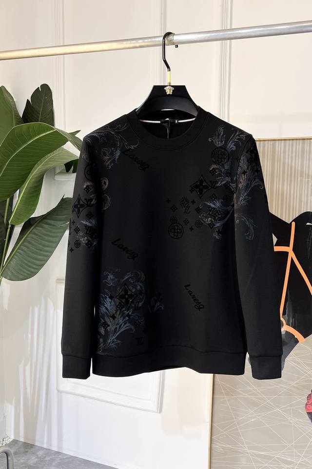 Lv Ss秋季大爆新款，最高版本时尚套头卫衣、每年必出的经典之作。受各大明星的青睐推崇，精选高端欧棉混纺面料，重工艺制作，原版五金辅料Logo设计，柔软顺滑，质