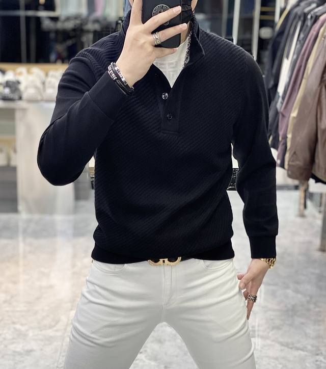 普拉达 Ss秋季大爆新款，最高版本时尚连帽卫衣、帽子可拆卸，一衣穿搭两种风格每年必出的经典之作。受各大明星的青睐推崇，精选高端欧棉混纺面料，重工艺制作，原版五金