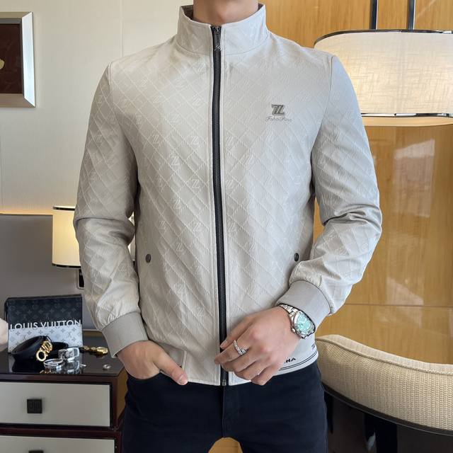 杰尼娅- Ss秋装大爆款夹克外套，定制高品质聚酯纤维面料！顶级时尚大牌元素Logo设计，三标齐全！原版五金辅料，线条流畅，工艺精致，上身版型超赞，面料舒适，挡风