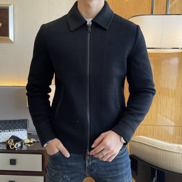 Bv Ss秋装大爆款羊毛夹克外套，定制高品质聚酯纤维面料！顶级时尚大牌元素Logo设计，三标齐全！原版五金辅料，线条流畅，工艺精致，上身版型超赞，面料舒适，挡风