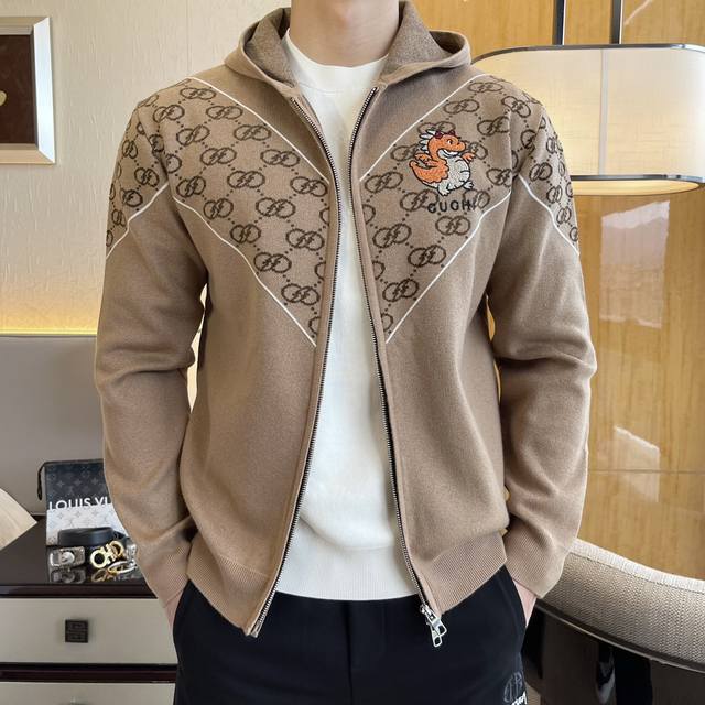 古奇 Ss秋装大爆款针织夹克外套，定制高品质聚酯纤维羊毛面料！顶级时尚大牌元素Logo设计，三标齐全！原版五金辅料，线条流畅，工艺精致，上身版型超赞，面料舒适，