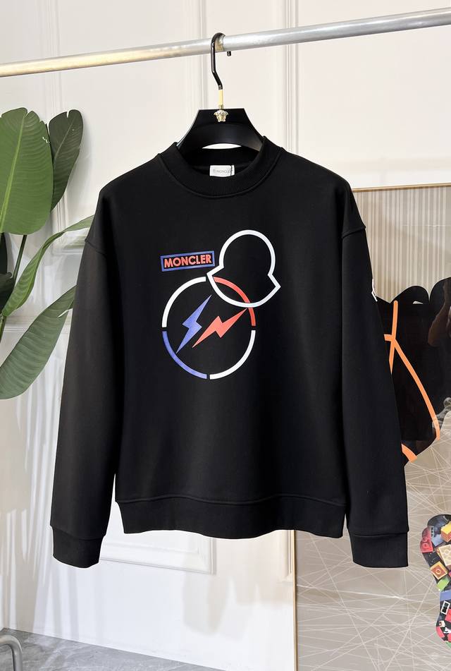 蒙口 Ss秋季大爆新款，最高版本时尚落肩款卫衣、每年必出的经典之作。受各大明星的青睐推崇，精选高端欧棉混纺面料，重工艺制作，原版五金辅料Logo设计，柔软顺滑，