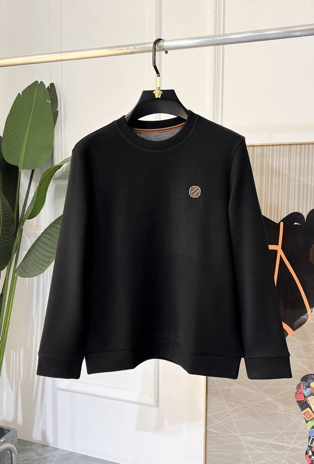 杰尼娅 Ss秋季大爆新款，最高版本时尚羊毛卫衣、每年必出的经典之作。受各大明星的青睐推崇，精选高端欧棉羊毛混纺面料，重工艺制作，原版五金辅料Logo设计，柔软顺