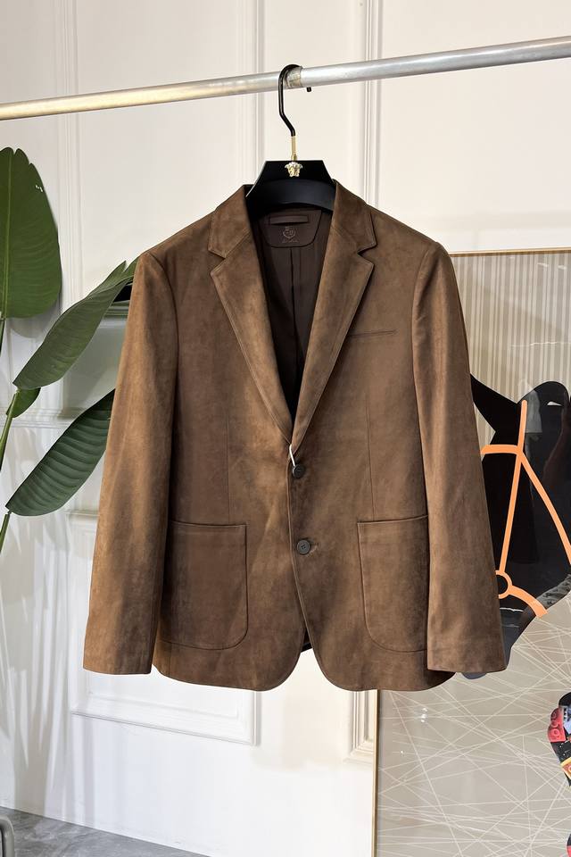 Lp诺悠 Ss秋装大爆款休闲麂皮绒西装外套 最为时尚简约设计，大气得体，随意中凸显精致。面料 此款科技定制聚酯纤维面料， 不是传统的设计 更加显得年轻时尚 细节