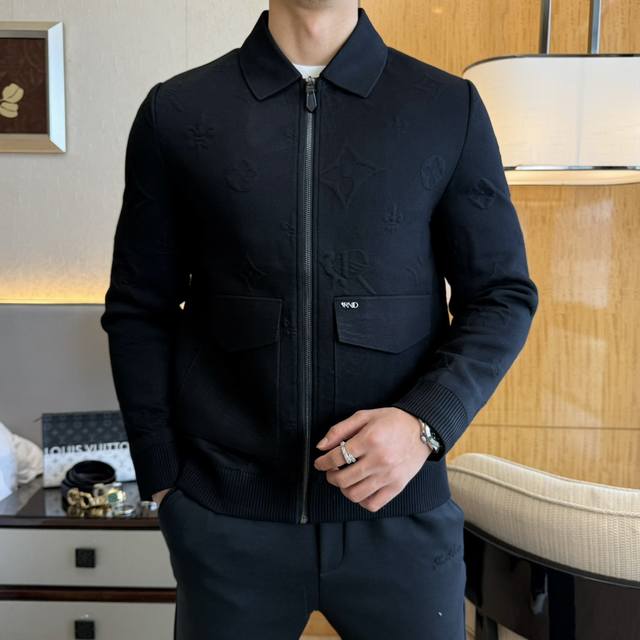 Lv Ss秋装大爆款针织夹克外套，市场最高版本！定制高品质聚酯纤维羊毛面料！顶级时尚大牌元素Logo设计，三标齐全！原版五金辅料，线条流畅，工艺精致，上身版型超