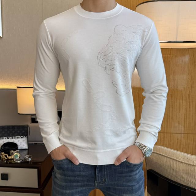 古奇 Ss秋季大爆新款，最高版本时尚针织羊毛卫衣、每年必出的经典之作。受各大明星的青睐推崇，精选高端欧棉羊毛混纺面料，重工艺制作，原版五金辅料Logo设计，柔软