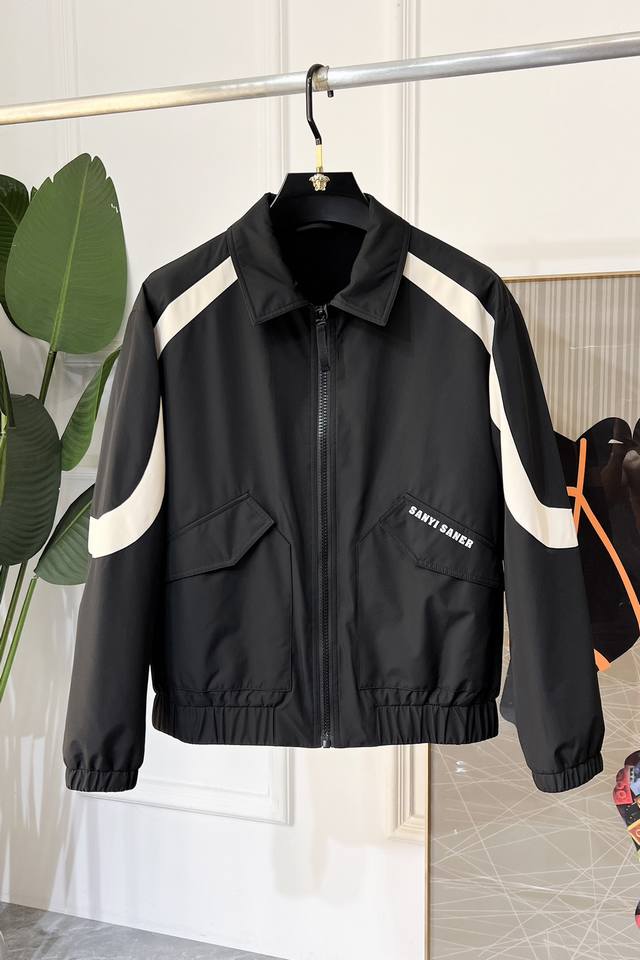 石头岛 Ss秋装大爆款夹克外套，市场最高版本！定制高品质聚酯纤维面料！顶级时尚大牌元素Logo设计，三标齐全！原版五金辅料，线条流畅，工艺精致，上身版型超赞，面