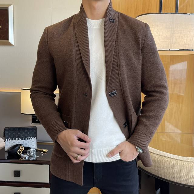 V伦天奴 Ss秋装大爆款羊毛夹克外套，定制高品质聚酯纤维羊毛面料！顶级时尚大牌元素Logo设计，三标齐全！原版五金辅料，线条流畅，工艺精致，上身版型超赞，面料舒