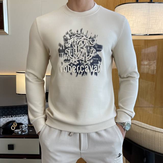 卡瓦利- Ss秋季大爆新款，最高版本时尚套头卫衣、每年必出的经典之作。受各大明星的青睐推崇，精选高端欧棉混纺面料，重工艺制作，原版五金辅料Logo设计，柔软顺滑