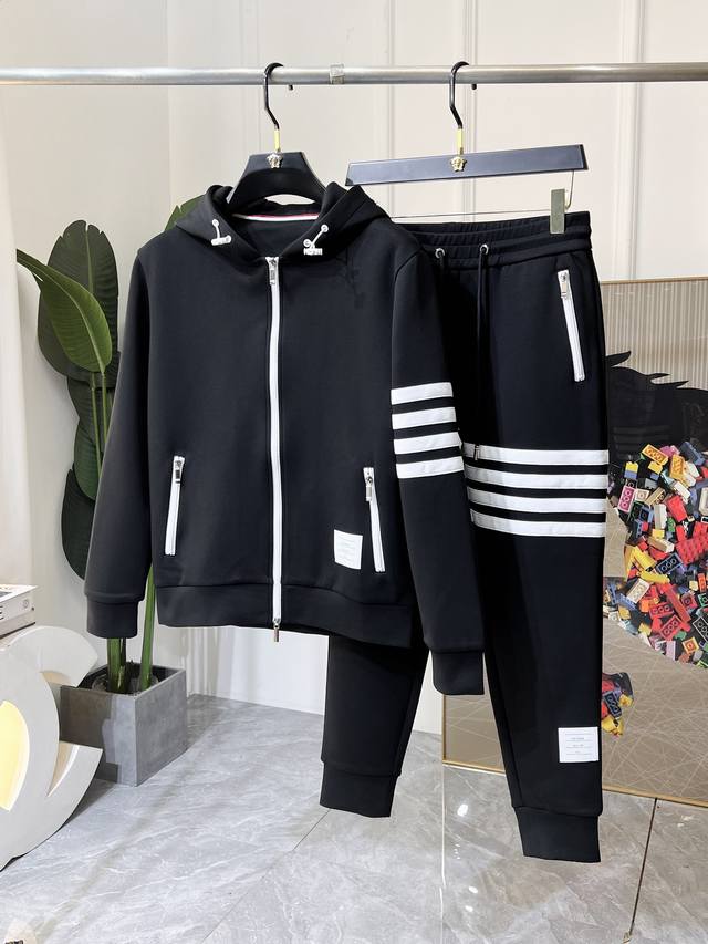 Tb Ss秋装新品休闲夹克套装！明星最爱时装味休闲套装 简单大方，官网1：1工艺设计！干净利落剪裁 都市风十足 可供独家顶级定制面料，手感软糯干爽，上身效果挺括