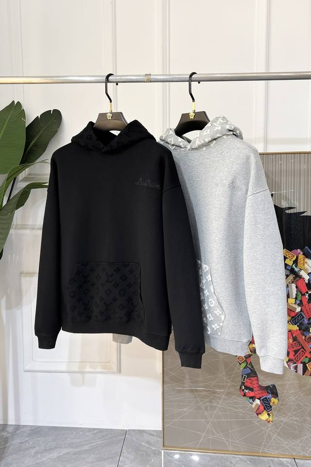 Lv Ss秋季大爆新款，最高版本时尚厚款连帽卫衣、每年必出的经典之作。受各大明星的青睐推崇，精选高端欧棉混纺面料，重工艺制作，原版五金辅料Logo设计，柔软顺滑