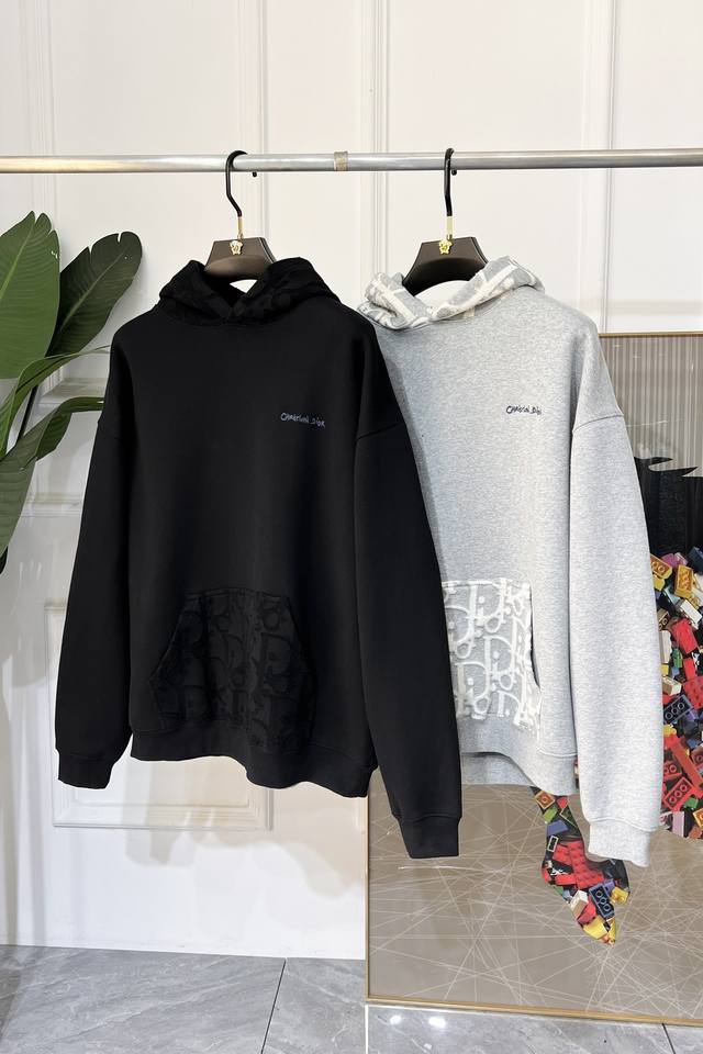 迪奥 Ss秋季大爆新款，最高版本时尚厚款连帽卫衣、每年必出的经典之作。受各大明星的青睐推崇，精选高端欧棉混纺面料，重工艺制作，原版五金辅料Logo设计，柔软顺滑