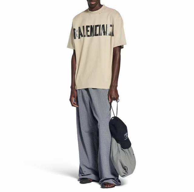 Balenciaga巴黎世家 顶级版本1:1官网品质 美纹胶带黑英文印胶磨破工艺短袖T恤 面料颜色、官网同步、克重260G。原版订染前幅采用椭圆机丝网+数码直喷