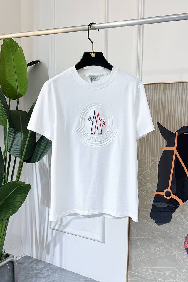 蒙口 2025Ss蛇年贺岁款春夏精品短袖T恤 官网同步 高端品质 定制顶级纯棉面料，顶级大厂1:1制作，时尚大牌重工艺Logo设计，手感柔软细腻 穿着亲肤舒适