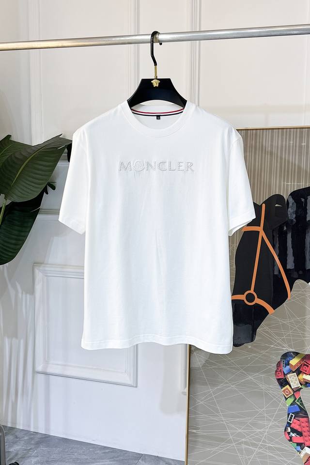 蒙口 2025Ss蛇年贺岁款春夏精品短袖T恤 官网同步 高端品质 定制顶级丝光棉面料，顶级大厂1:1制作，时尚大牌重工艺Logo设计，手感柔软细腻 穿着亲肤舒适