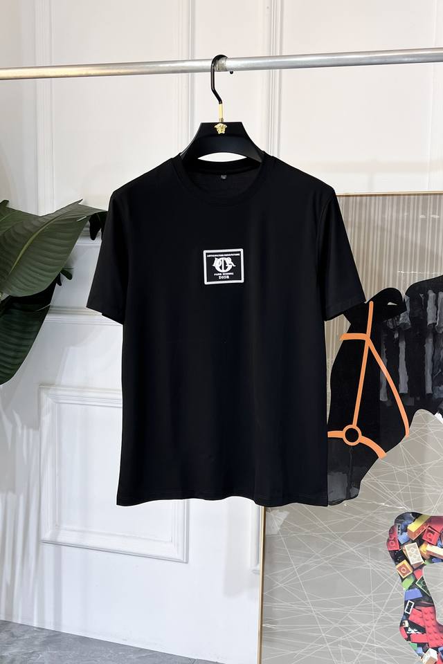 迪奥 2025Ss蛇年贺岁款春夏精品短袖T恤 官网同步 高端品质 定制顶级丝光棉面料，顶级大厂1:1制作，时尚大牌重工艺Logo设计，手感柔软细腻 穿着亲肤舒适