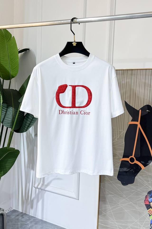 迪奥 2025Ss蛇年贺岁款春夏精品宽松版短袖T恤 官网同步 高端品质 定制顶级丝光棉面料，顶级大厂1:1制作，时尚大牌重工艺Logo设计，手感柔软细腻 穿着亲