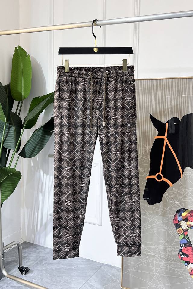 Lv 2025Ss蛇年春夏专柜同步爆款休闲裤，本季必入百搭款式，上身极为出挑，超级百搭款 ，原版1:1复刻，三标齐全！专柜最新时尚元素设计，进口定织高品质欧棉面