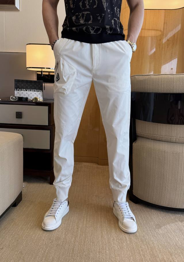 普拉达 2025Ss蛇年春夏专柜同步爆款休闲裤，本季必入百搭款式，上身极为出挑，超级百搭款 ，原版1:1复刻，三标齐全！专柜最新时尚元素设计，进口定织高品质欧棉