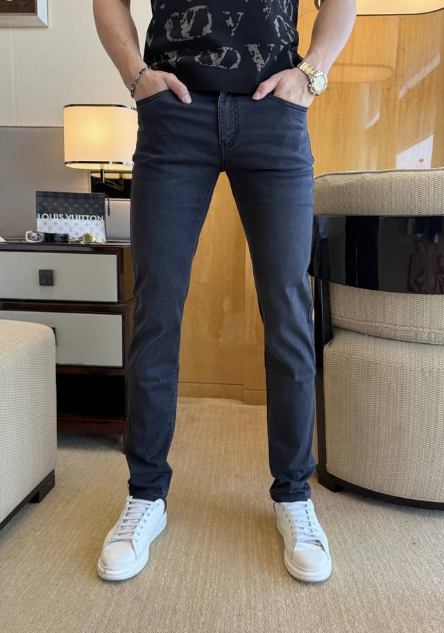 巴宝莉 2025Ss蛇年春夏贺岁款牛仔裤。原单1:1制作，日常必备的完美之选，简单大气亦时尚有型，定制进口丹宁面料 ，重工洗水工艺，做工复杂工艺精湛。轻松迎合四