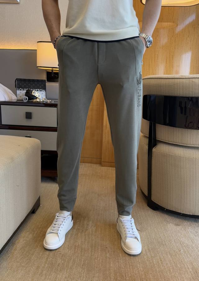 范思哲 2025Ss蛇年春夏专柜同步爆款速干休闲裤，本季必入百搭款式，上身极为出挑，超级百搭款 ，原版1:1复刻，三标齐全！专柜最新时尚元素设计，进口定织高品质